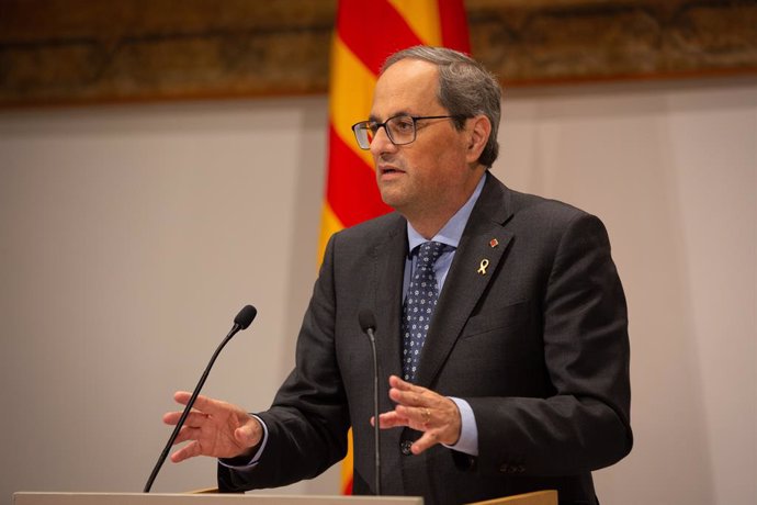 El president de la Generalitat Quim Torra dirigint-se als signants de la declaració conjunta sobre la situació política a Barcelona (Catalunya), 25 d'octubre del 2019.