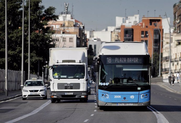 Imagen de un autobús de la EMT circulando por Madrid.