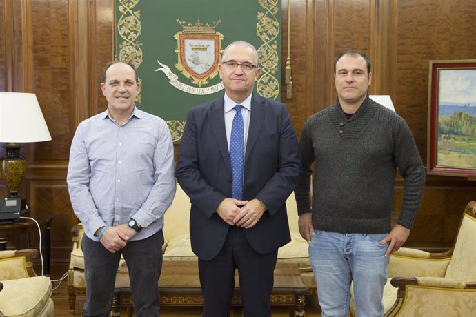 Reunión del alcalde de Pamplona con representantes de Anadi.