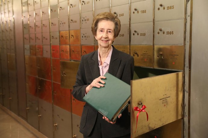 La científica y académica Margarita Salas abre el legado que dejó en la Caja de las Letras en 2008  