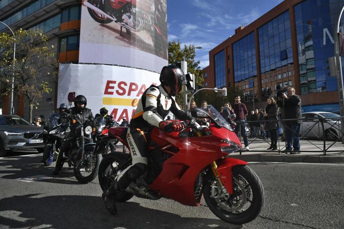 El presidente de Ciudadanos, Albert Rivera,  emprende un viaje en moto desde la sede de la formación naranja en Madrid hacia Herrera de Duero (Valladolid).