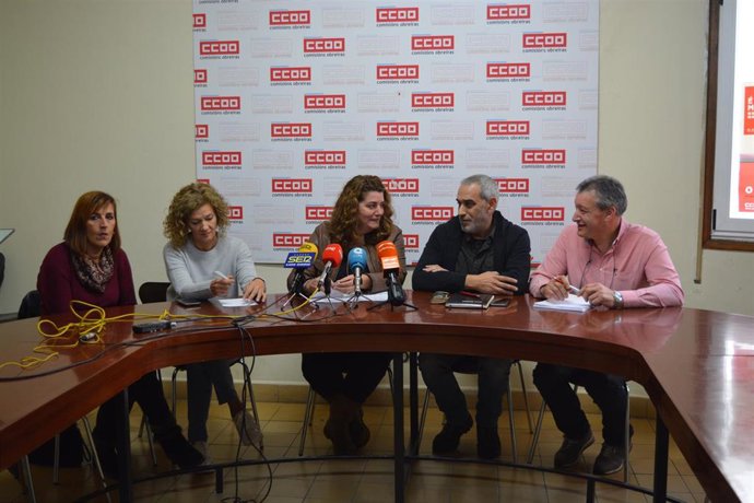 La presidenta del comité del empresa de Sacyr Social y delegada de CCOO, Mónica Márquez, durante la rueda de prensa convocada para dar cuenta de la precariedad de la gestión" del servicio de ayuda en el hogar de Ourense