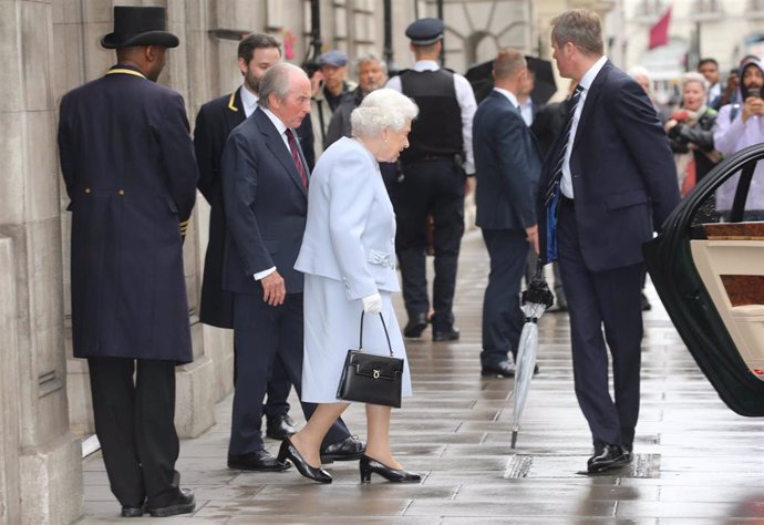 13 June 2019, England, London: Sir Jackie Stewart (2-L), British former Formula One racing driver escorts Queen Elizabeth II to her car outside the Royal Automobile Club (RAC) after celebrating his 80th birthday there. Photo: Isabel Infantes/PA Wire/dpa