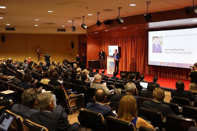 El alcalde de Sevilla aborda en la Cumbre de Agencias de Viajes el refuerzo de l