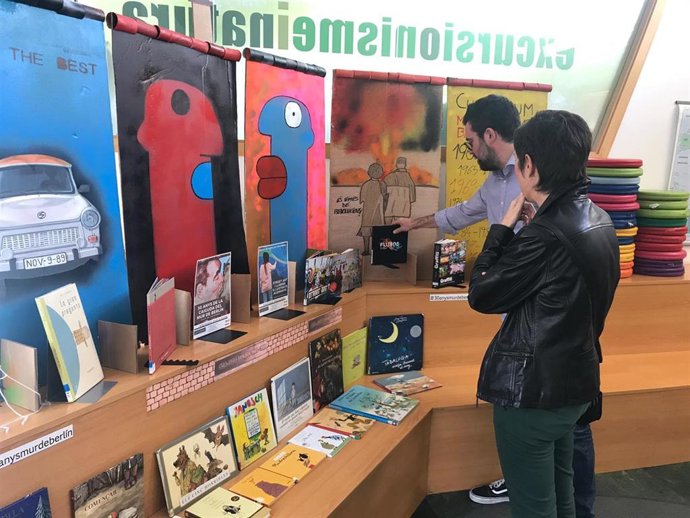 El teniente de alcalde de Cultura y Bienestar Social, Antoni Noguera, visita una de las bibliotecas municipales de Palma.