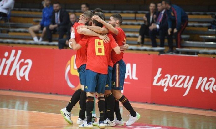 La selección española de fútbol sala celebra el gol de la victoria