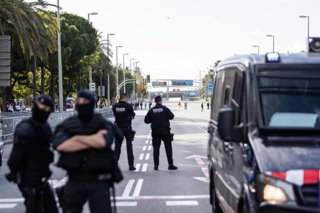 Agentes de Mossos de Esquadra cerca del Palau de Congressos de Catalunya el lunes.