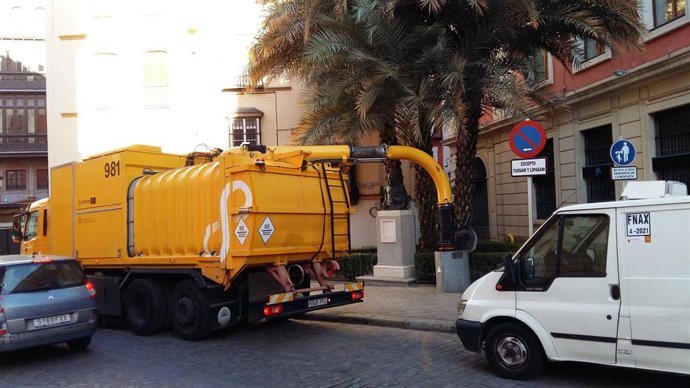 Operaciones de Lipasam junto a la estatua de Cervantes