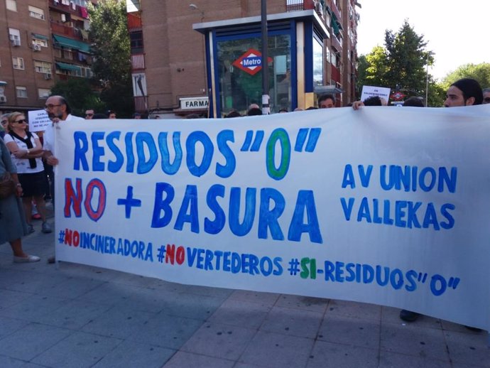 Imagen de la manifestación de vecinos de Vallecas contra la posible llegada de residuos de otros municipios al vertedero de Valdemingómez