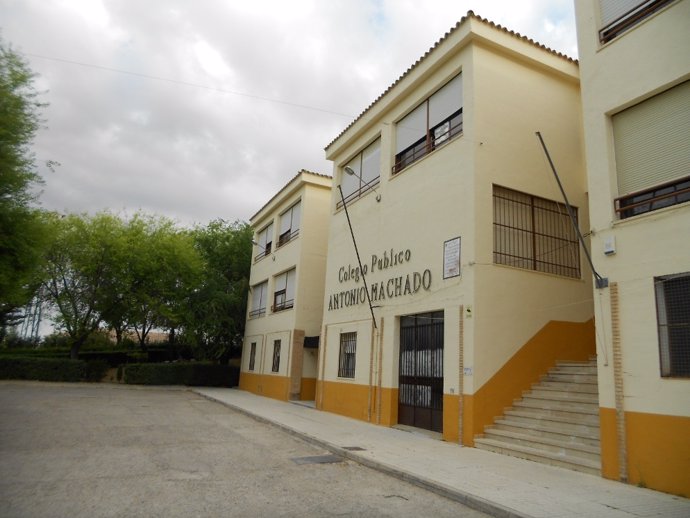Exterior del colegio Antonio Machado.