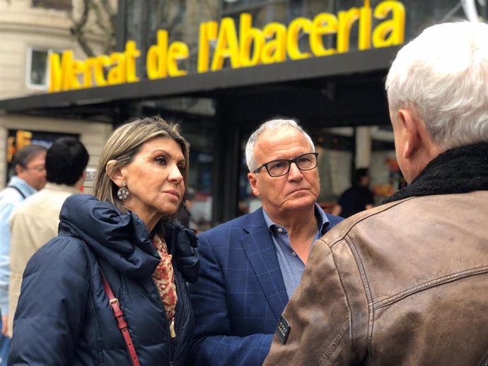 El concejal del PP en Barcelona Josep Bou y la número dos a las elecciones generales del PP por Barcelona, María de los Llanos de Luna