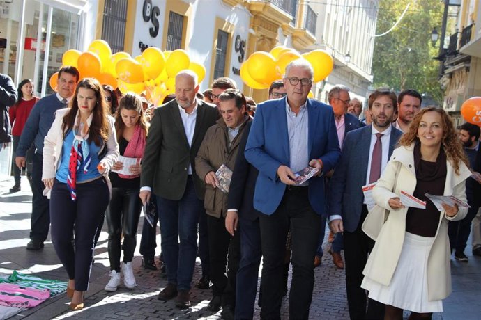 Paseo electoral de Imbroda en Sevilla