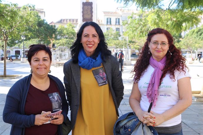 La candidata de Unidas Podemos por Málaga Eva García Sempere y otros miembros de la candidatura.