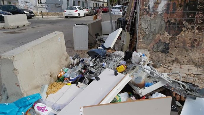 Basura acumulada en Camp Redó