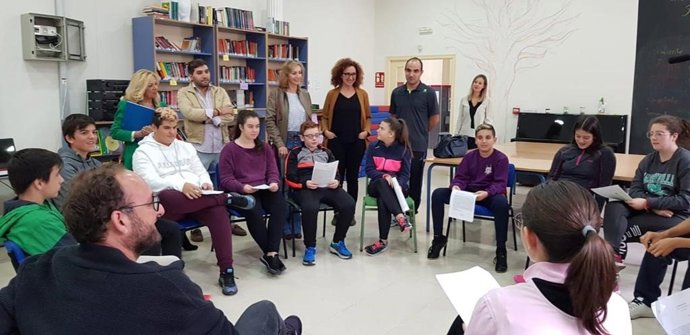 Troncoso (centro) visita una de las Comunidades de Aprendizaje