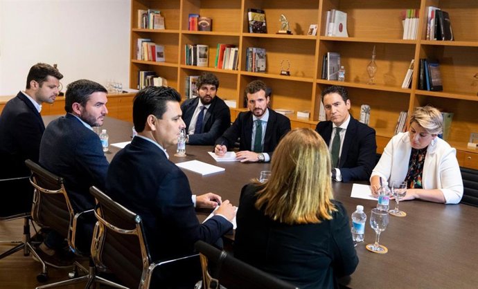 Pablo Casado en una reunión con los representantes del PP en los Ayuntamientos del Mar Menor junto a Teodoro García Egea, López Miras y Noleia Arroyo