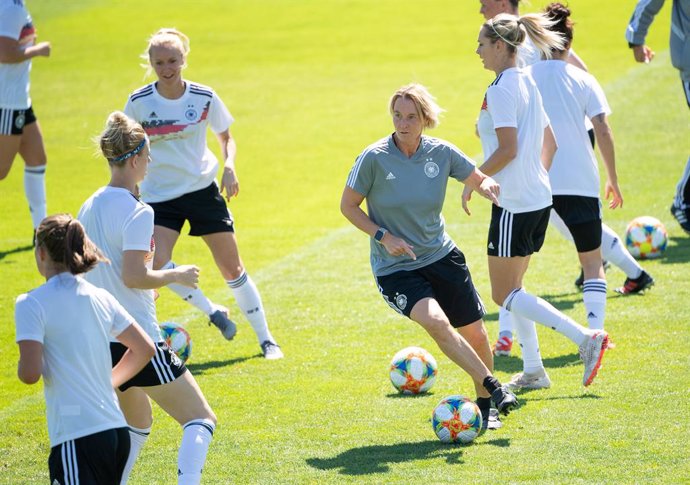 Un entrenament de la selecció alemanya femenina de futbol.