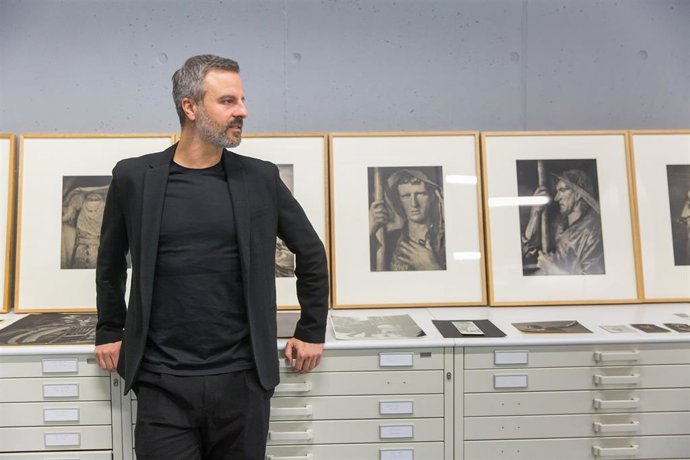 El bailarín Antonio Ruz en el archivo fotográfico del Museo Universidad de Navarra junto a las fotografías que le han inspirado en la creación de 'Transmutación'
