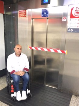 Sergio Hijano delante de un ascensor averiado