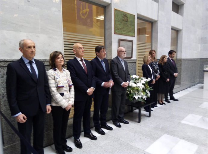 Representantes de la Judicatura e instituciones vascas durante el homenaje a José María Lidón, en el 18 aniversario de su asesinato