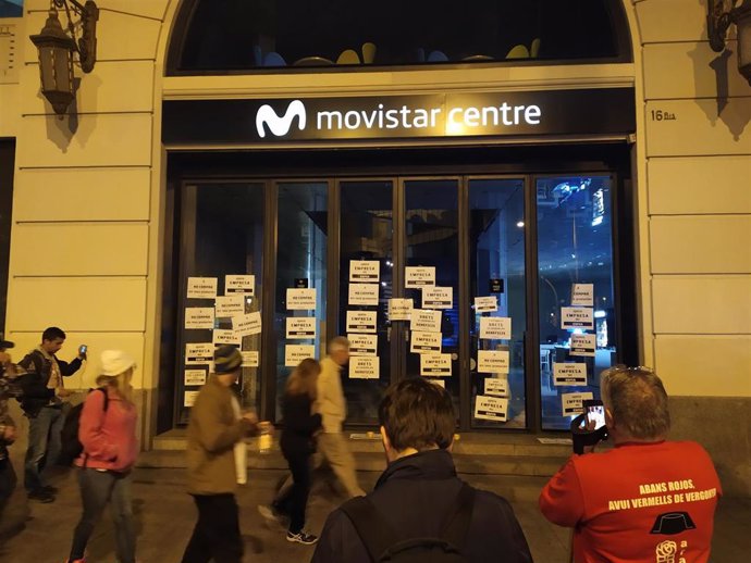 Picnic x República cuelga decenas de carteles en la tienda Movistar de plaza Catalunya por "espiar".