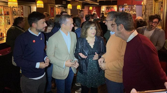 Los socialistas Fran Díaz, Ander Gil, Iratxe García, Javier Izquierdo y Manuel Escarda, en un encuentro con jóvenes en Valladolid.