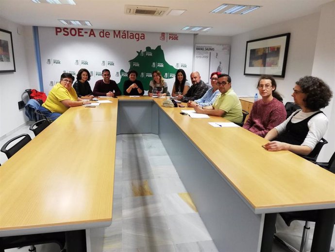 La candidata socialista al Congreso por Málaga Fuensanta Lima en una reunión con colectivos LGBTI