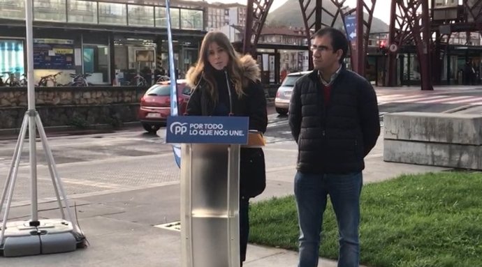 La candidata del PP al Congreso por Bizkaia, Beatriz Fanjul, en un acto de campaña en Getxo (Bizkaia)