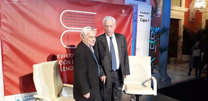 El escritor Mario Vargas Llosa y el periodista Juan Cruz