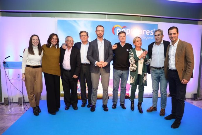 Los candidatos del PP de Segovia arropan a Javier Maroto, en el centro de la imagen, antes de celebrar  la Convención de Interventores y Apoderados del Partido Popular de Segovia
