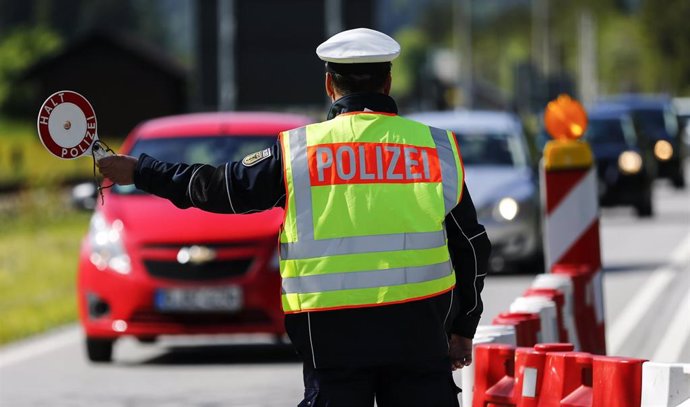 Policía en la frontera entre Alemania y Austria