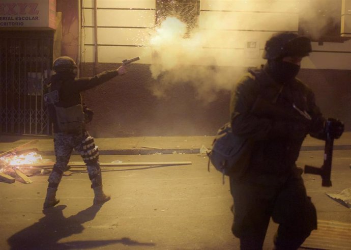 La Policía usa gas lacrimógeno durante enfrentamientos entre opositores y afines al Gobierno de Morales en La Paz