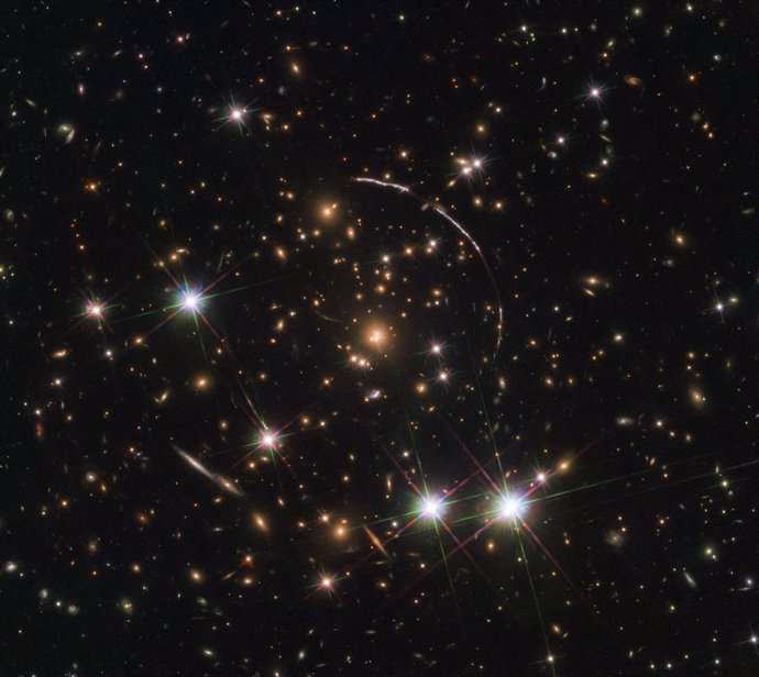 El telescopio Hubble capta una galaxia distante replicada doce veces
