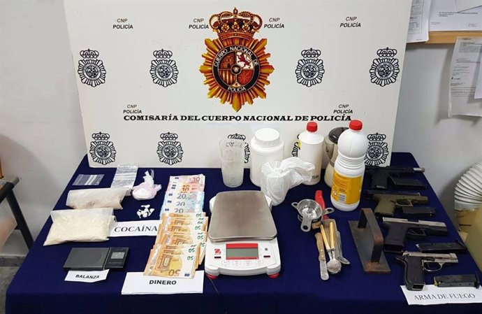 Cocaína, dinero y armas intervenidas en una vivienda en Dos Hermanas (Sevilla).