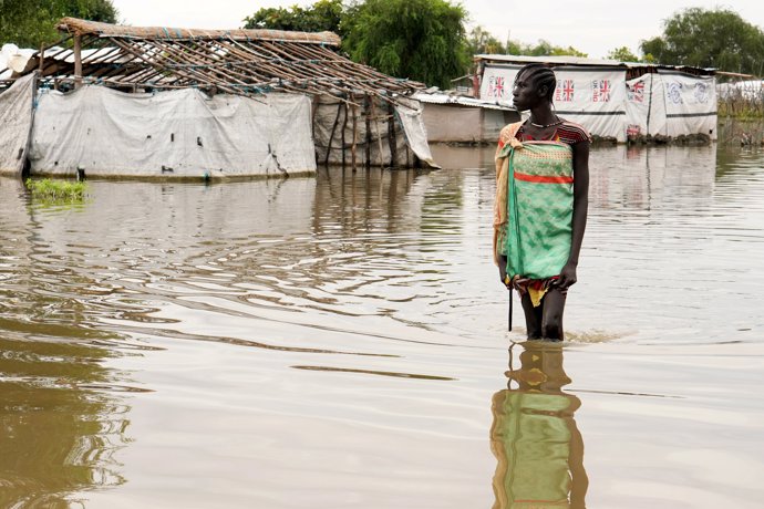 Una mujer camina después de las fuertes lluvias e inundaciones en Sudán del Sur