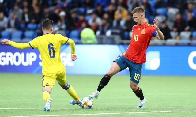 Dani Olmo intenta un regate en el Kazajistán-España Sub-21