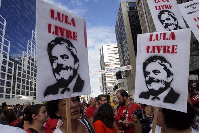 Simpatizantes del ex presidente brasileño Luiz Inácio Lula da Silva