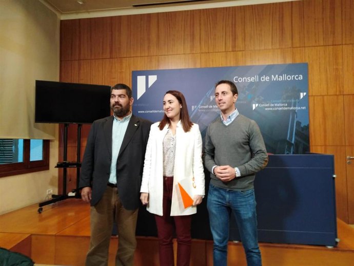 El portavoz de Vox en el Consell de Mallorca,  Pedro Bestard, la portavoz de Cs, Beatriz Camiña, y el portavoz del PP, Lloren Galmés.