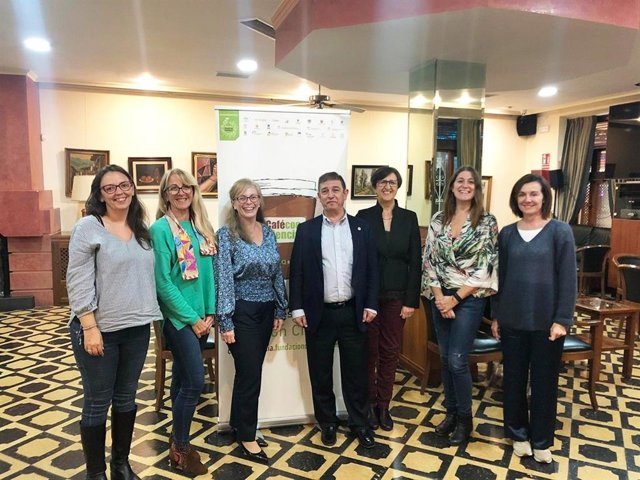 La directora del Laboratorio del Hospital Costa del Sol y del Biobanco de Málaga participa en el proyecto ‘Café con Ciencia’ para acercar el trabajo de los investigadores a la ciudadanía y despertar vocaciones científicas