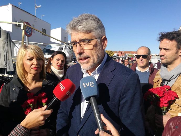 Valentín García atiende a los medios de comunicación en Almendralejo
