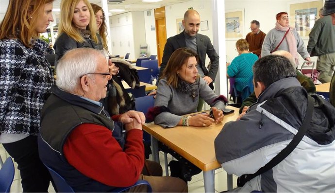 La candidata de Cs por Huesca, Lourdes Guillén, ha visitado un cenrtro de mayores