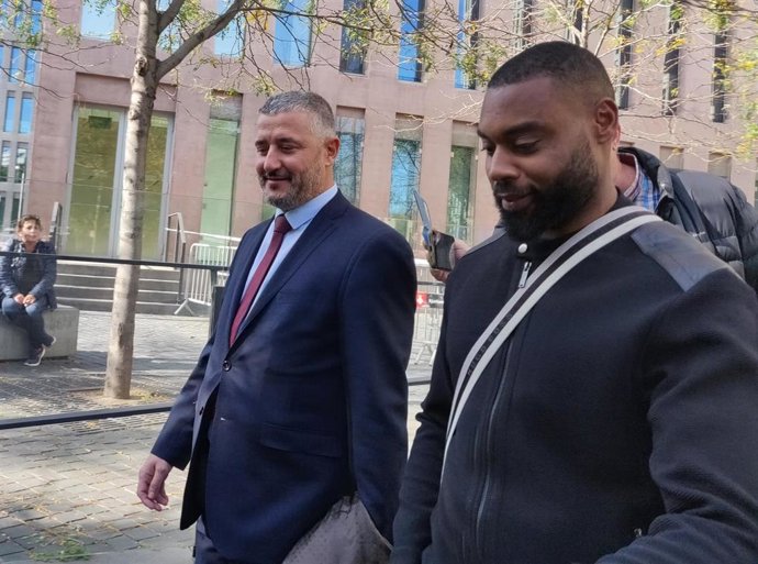 El primo de Eric Abidal, Gérard Armand, acompañado de un abogado.