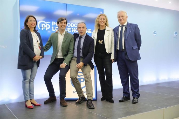 La secretaria general del PP de Málaga, Patricia Navarro; el candidato y vicesecretario de Comunicación del PP, Pablo Montesinos; el presidente del PP de Málaga y portavoz andaluz, Elías Bendodo y los candidatos Carolina España y Joaquín Ramírez