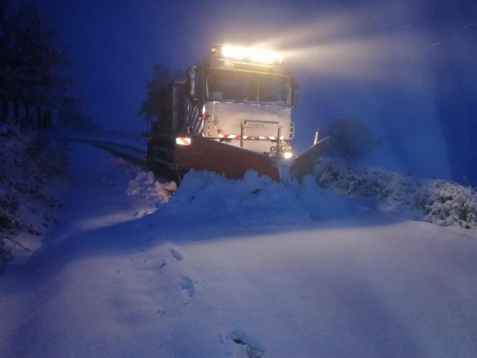 La Diputación de Lugo despliega efectivos por la nieve en carreteras.