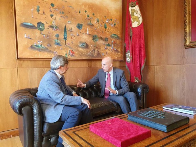 El alcalde de León, José Antonio Diez, en la reunión mantenida con el rector de la Universidad de León, Juan Francisco García Marín.