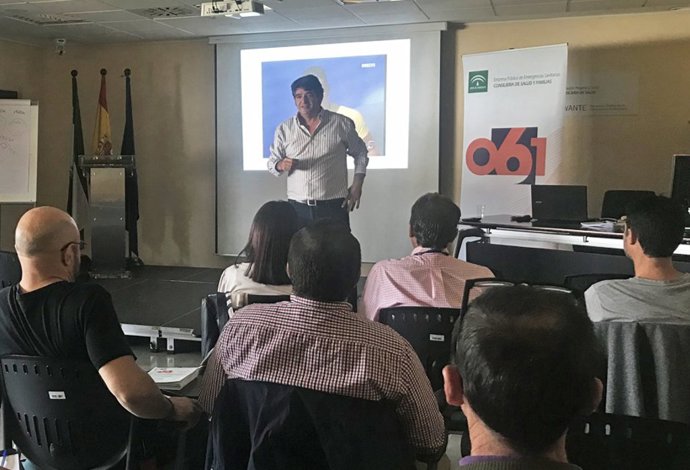 Profesionales del 061 se forman en prevención de agresiones en el ámbito sanitario.