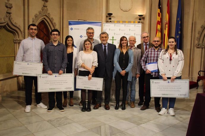 Representantes de las entidades promotoras y galardonads de los III Premios Baleares contra el Cáncer.