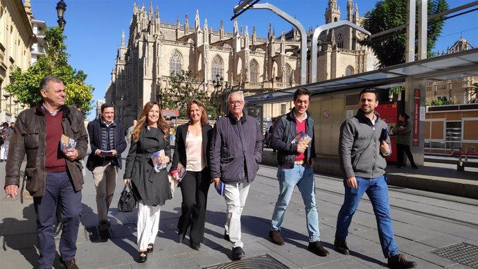 Los candidatos del PP al Congreso y Senado en un paseo electoral por Sevilla
