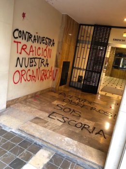 Pintadas en la sede del PSPV de València