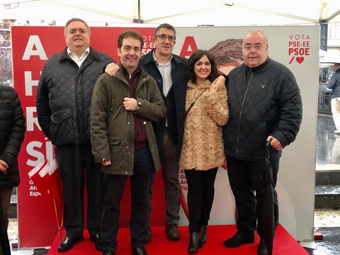 El cabeza de lista del PSE-EE al Congreso por Bizkaia, Patxi López, en un acto electoral en Ermua (Bizkaia)